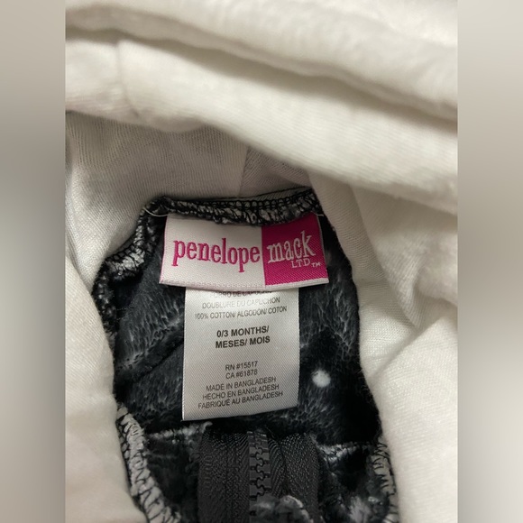 Hooded fuzzy zip up sleeper onesie - size 0/3 months - Picture 3 of 6